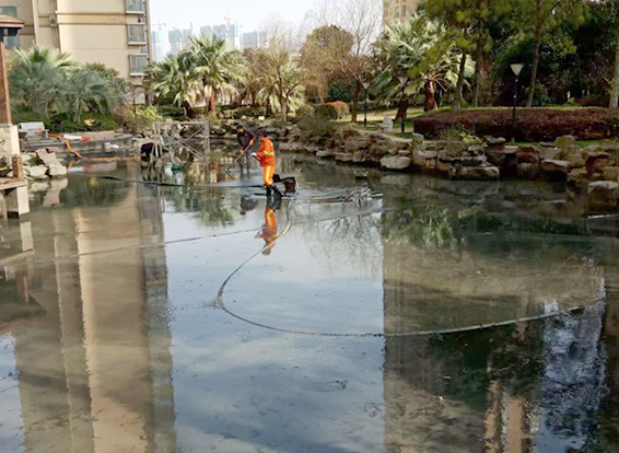 红岗景观池淤泥清理