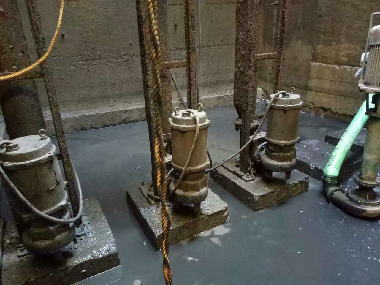 红岗污水池清理