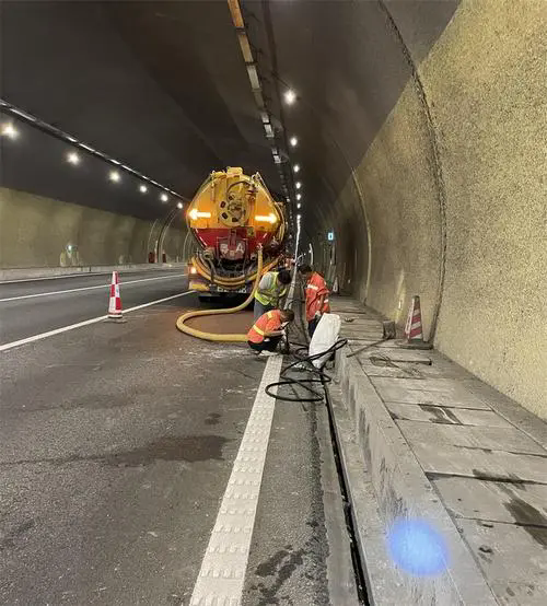 红岗隧道排水渠清淤